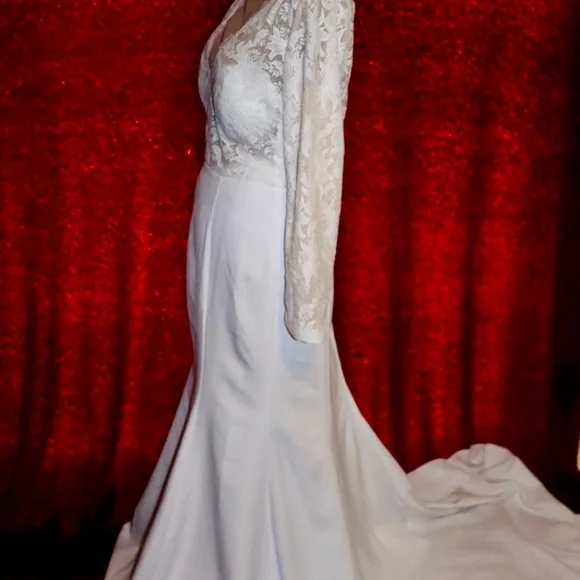 Wedding dress - Picture 2 of 5